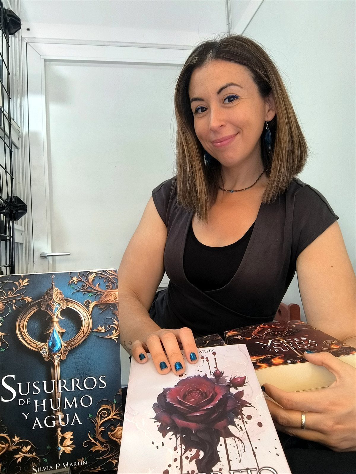 Silvia P. Martín con sus libros