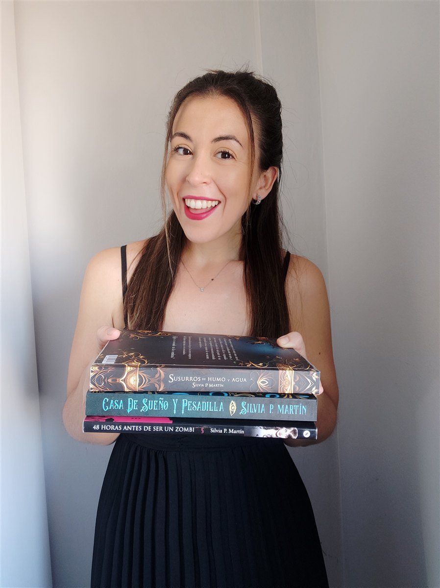 Silvia P. Martín con sus libros